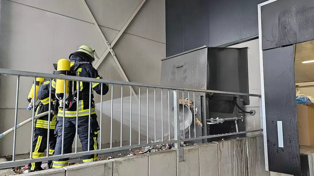FW Bergheim: Feuerwehr löscht brennende Papierpresse an Supermarkt in Bergheim - Bild: presseportal.de