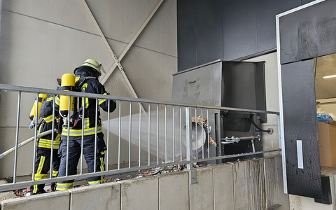 FW Bergheim: Feuerwehr löscht brennende Papierpresse an Supermarkt in Bergheim - Foto: presseportal.de
