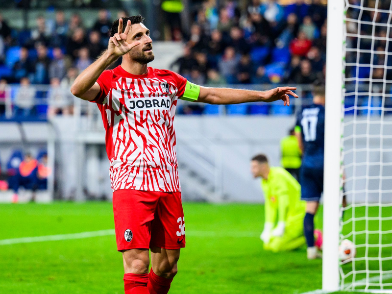 War mit seinen drei Toren der Matchwinner für Freiburg: Vincenzo Grifo. - Foto: Tom Weller/dpa