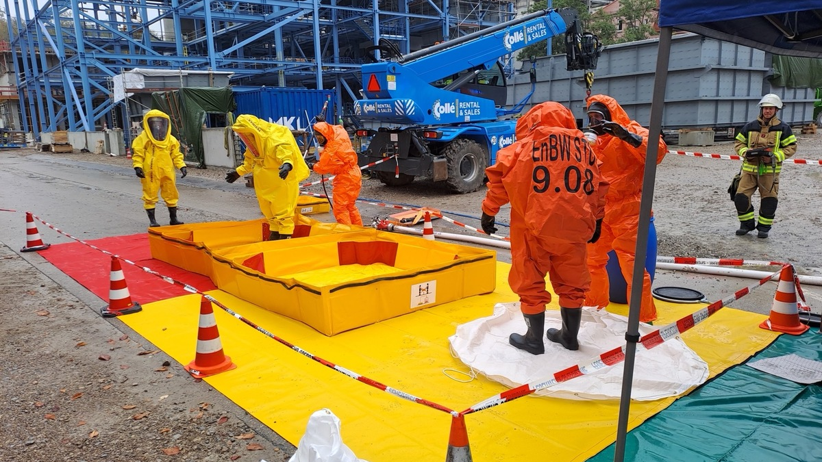 FW Stuttgart: Zwei Personen bei Ammoniakaustritt leicht verletzt - Foto: presseportal.de