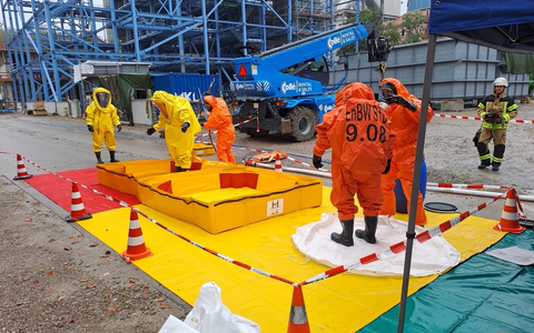 FW Stuttgart: Zwei Personen bei Ammoniakaustritt leicht verletzt - Foto: presseportal.de