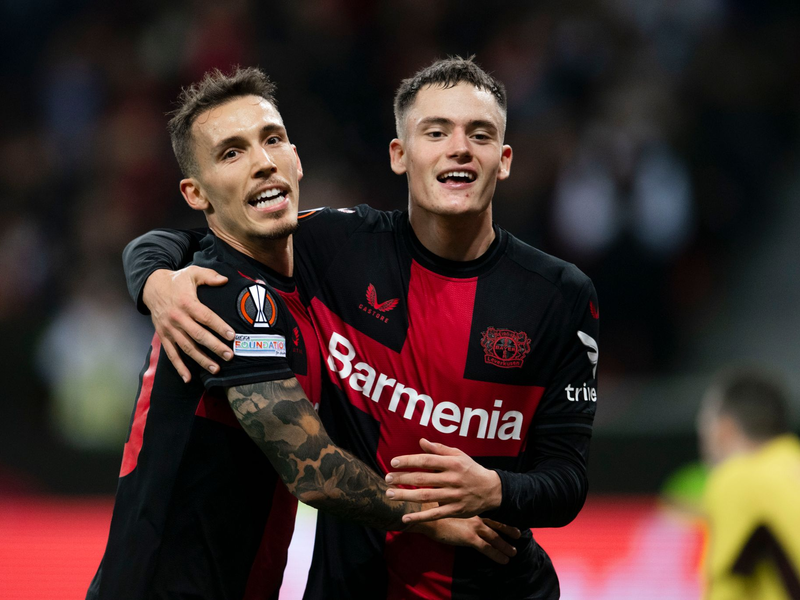 Erzielten drei der fünf Leverkusener Treffer gegen Karabach Agdam: Alejandro Grimaldo (l) und Florian Wirtz. - Foto: Marius Becker/dpa