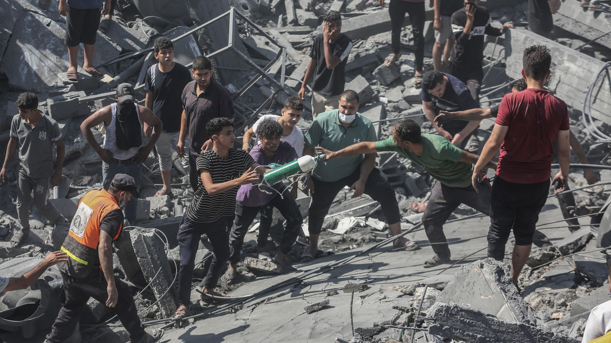 Palästinenser durchsuchen die Trümmer eines Gebäudes in Chan Yunis, das bei einem israelischen Luftangriff zerstört wurde. - Foto: Mohammed Talatene/dpa