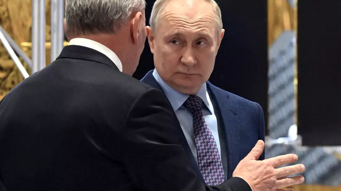 Kremlchef Wladimir Putin (r) mit Juri Borissow, Chef des staatlichen russischen Raumfahrtunternehmens Roskosmos. - Bild: Grigory Sysoev/Pool Sputnik Kremlin/AP/dpa