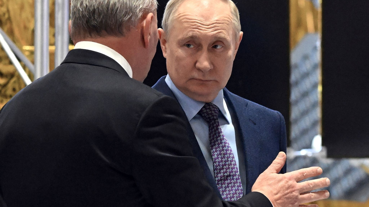 Kremlchef Wladimir Putin (r) mit Juri Borissow, Chef des staatlichen russischen Raumfahrtunternehmens Roskosmos. - Foto: Grigory Sysoev/Pool Sputnik Kremlin/AP/dpa