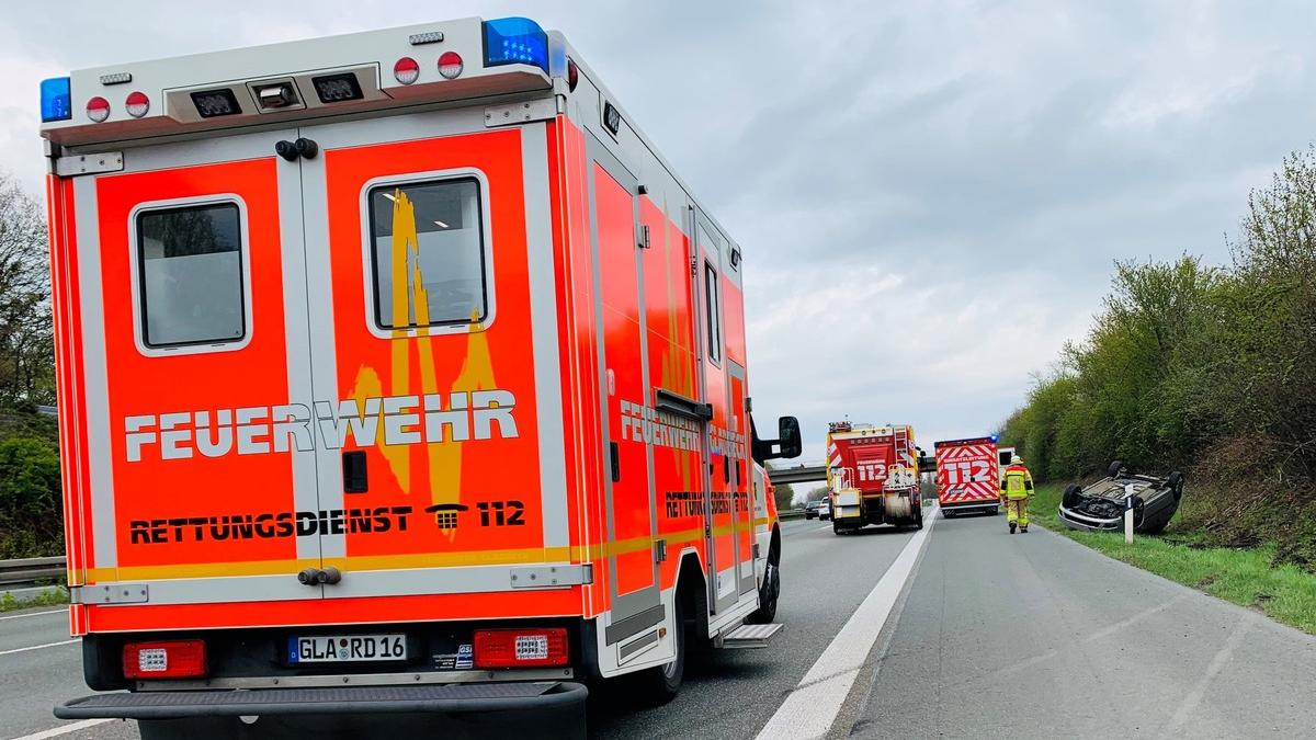 FW-GLA: Tödlicher Verkehrsunfall auf der BAB 2 und drei weitere Einsätze im Stadtgebiet hielten die Feuerwehr Gladbeck in Atem. - Foto: presseportal.de