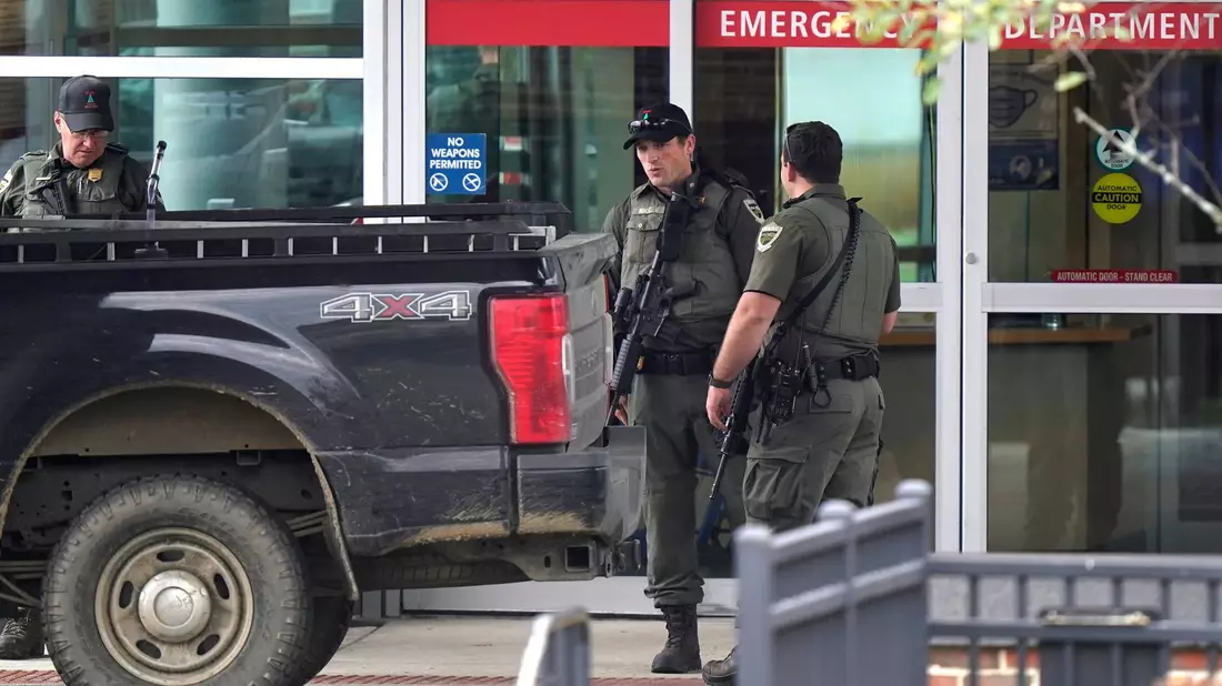 Polizeibeamte sind während der Fahndung nach dem Schützen in Lewiston im Einsatz. - Bild: Steven Senne/AP/dpa