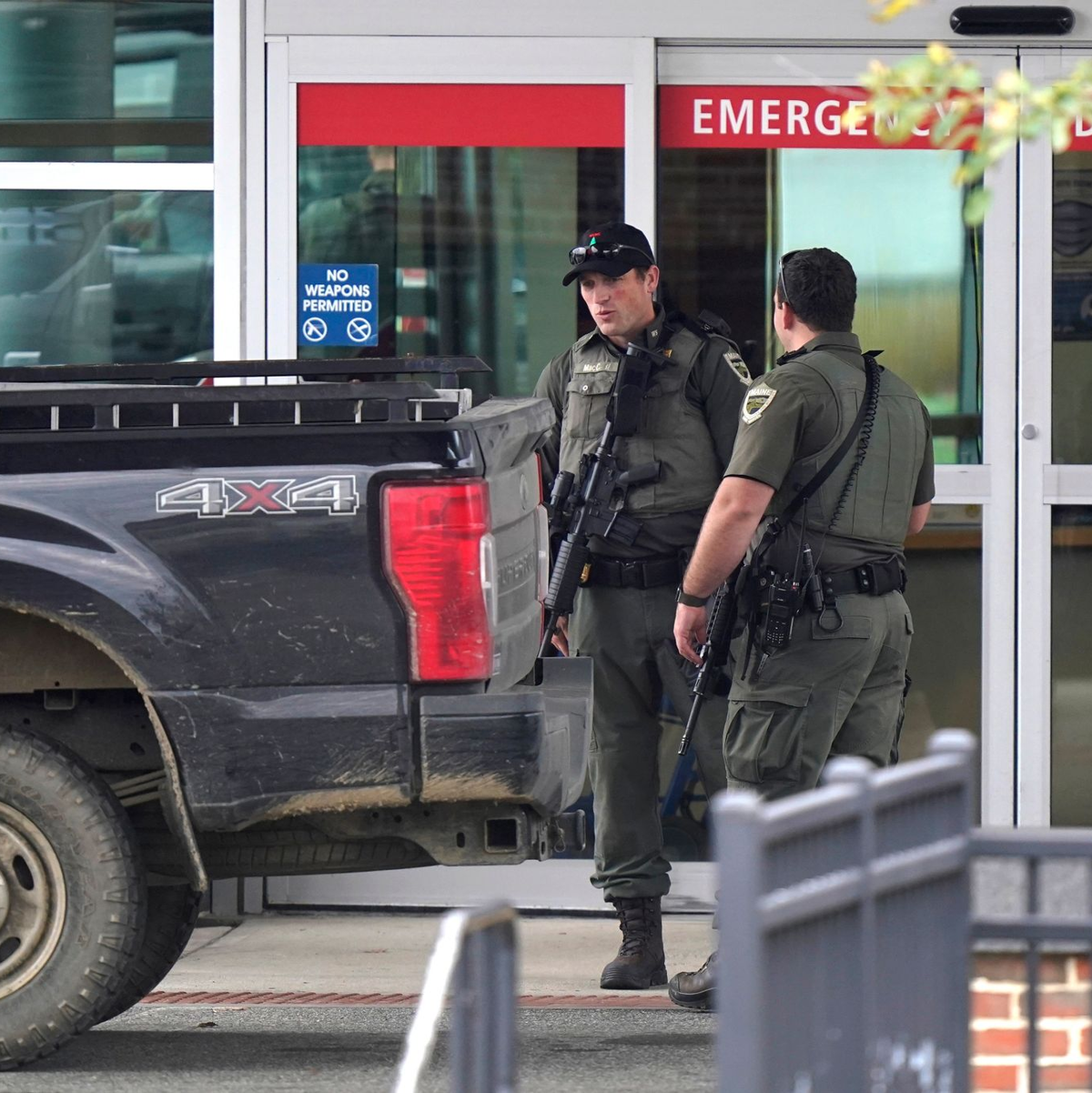 Polizeibeamte sind während der Fahndung nach dem Schützen in Lewiston im Einsatz. - Foto: Steven Senne/AP/dpa