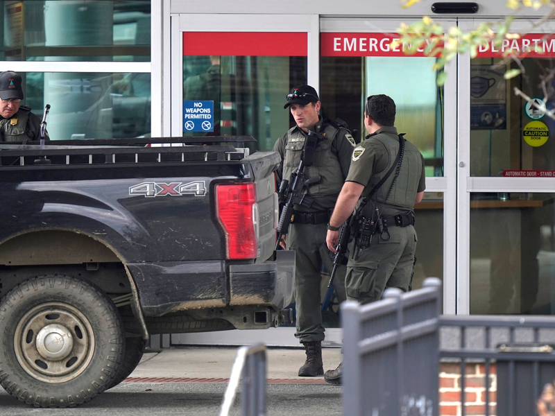 Polizeibeamte sind während der Fahndung nach dem Schützen in Lewiston im Einsatz. - Foto: Steven Senne/AP/dpa