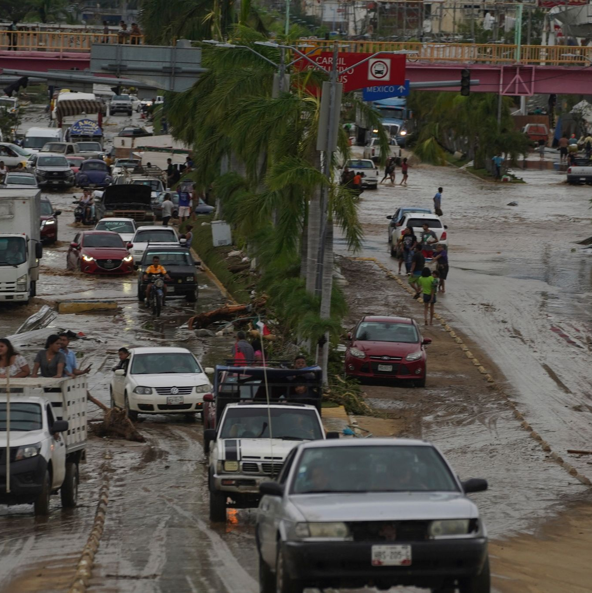 Überschwemmte Straßen im für seine Klippenspringer und Luxushotels berühmten Acapulco. - Foto: Marco Ugarte/AP