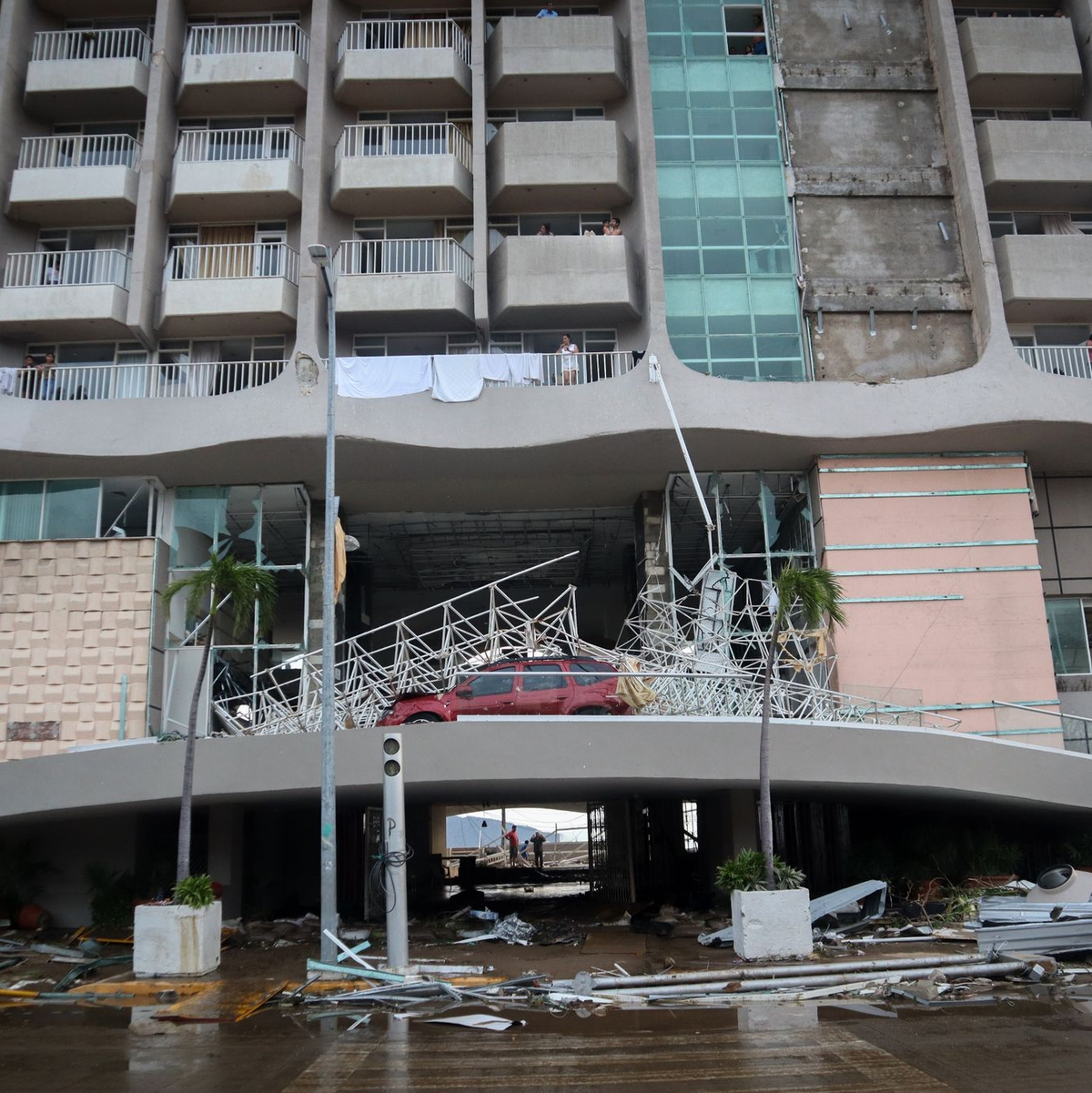 Blick auf das zerstörte Schaufenster eines Ladens in Acapulco. - Foto: eduardo guerrero/dpa