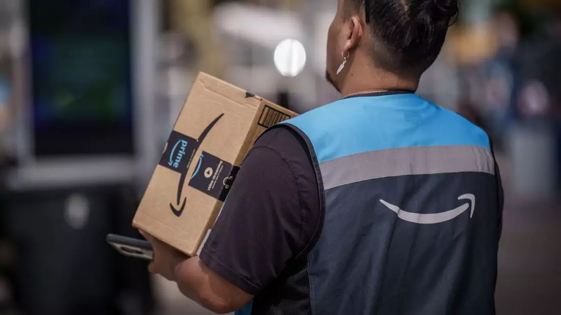 Ein Amazon-Bote liefert ein Paket in Manhatten aus. - Bild: Michael Kappeler/dpa