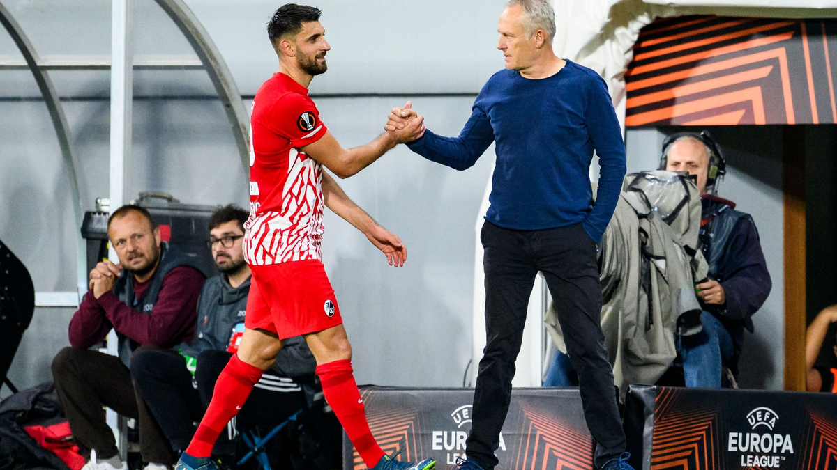 Vincenzo Grifo (l) klatscht mit Freiburgs Trainer Christian Streich (r) ab. - Foto: Tom Weller/dpa
