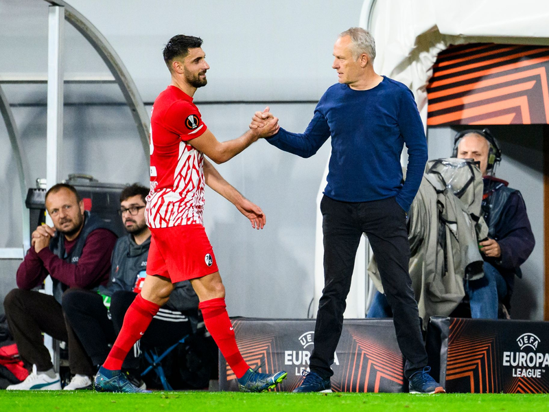 Vincenzo Grifo (l) klatscht mit Freiburgs Trainer Christian Streich (r) ab. - Foto: Tom Weller/dpa