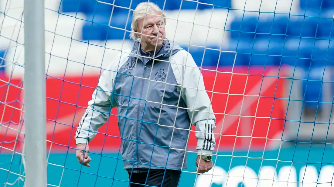 Horst Hrubesch kann froh sein, dass die Hängepartie um Frauen-Bundestrainerin Voss-Tecklenburg beendet ist. - Bild: Uwe Anspach/dpa