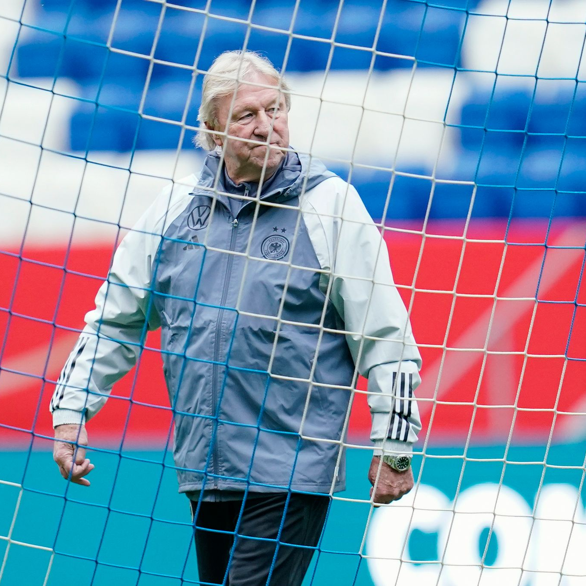 Feierte ein erfolgreiches Comeback an der Seitenlinie: Interimstrainer Horst Hrubesch. - Foto: Uwe Anspach/dpa