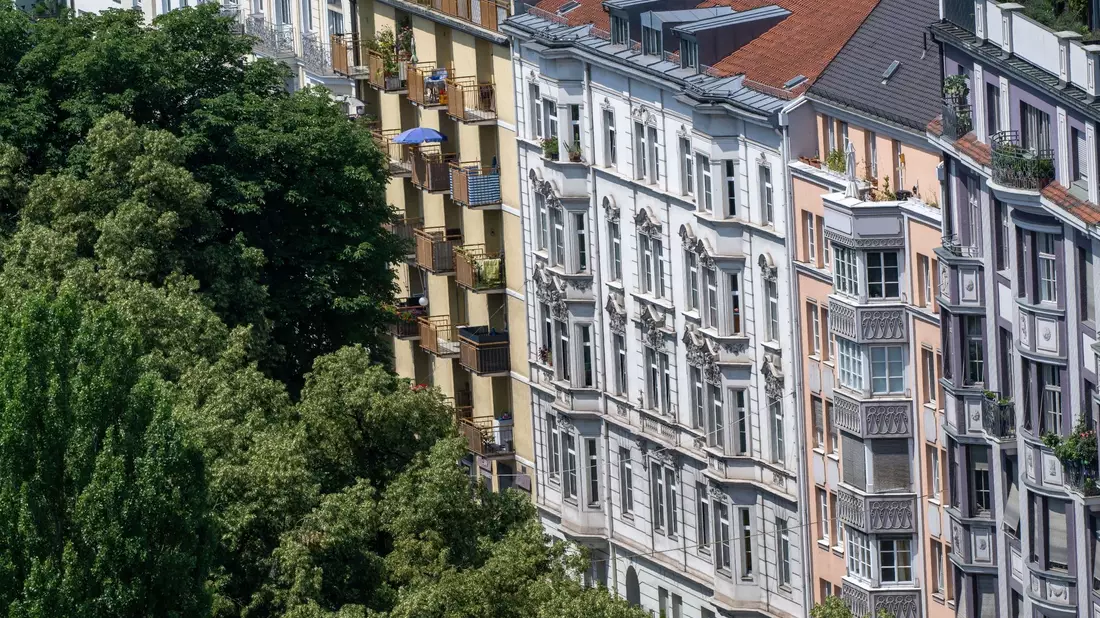 Blick auf die bayerische Landeshauptstadt München: In München lebt es sich gut ein Drittel teurer als im Vogtlandkreis. - Bild: Peter Kneffel/dpa