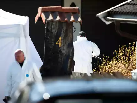 Polizisten der Spurensicherung arbeiten auf dem Grundstück des Multimillionärs Tom Hagen in Lørenskog. - Foto: Terje Pedersen/NTB scanpix/AP/dpa