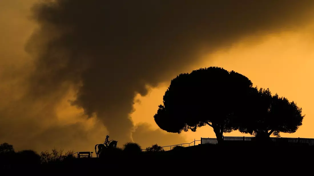 Die Kämpfe zwischen der israelischen Armee und der palästinensischen Terrororganisation Hamas geh weiter: Rauch steigt nach einem israelischen Luftangriff im Gazastreifen auf. - Bild: Francisco Seco/AP/dpa