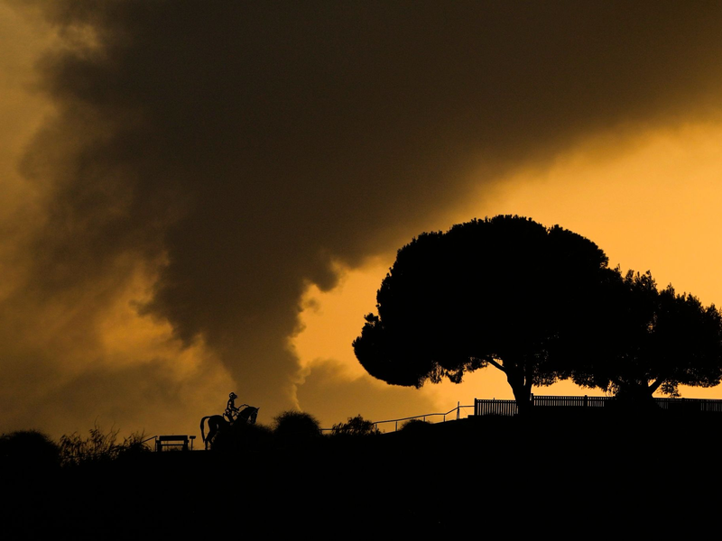 Die KÀmpfe zwischen der israelischen Armee und der palÀstinensischen Terrororganisation Hamas geh weiter: Rauch steigt nach einem israelischen Luftangriff im Gazastreifen auf. - Foto: Francisco Seco/AP/dpa
