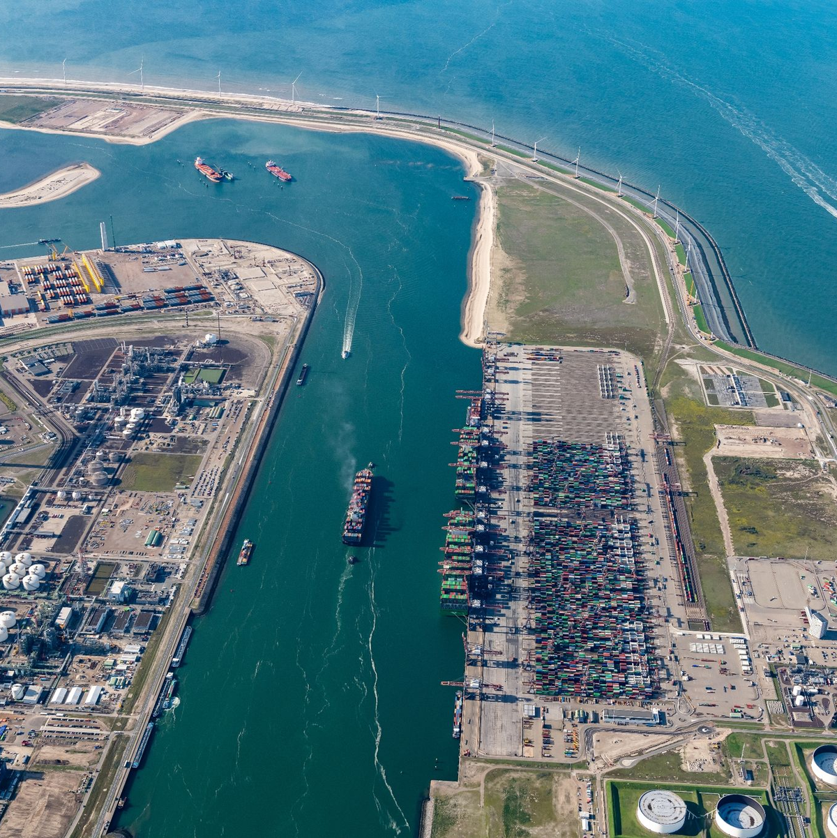Übersicht über den Yangtzekanaal Euromax in den Niederlanden: Zum großen Teil soll Wasserstoff per Schiff im Rotterdamer Hafen ankommen. - Foto: Paul Martens/Martens Multimedia/dpa