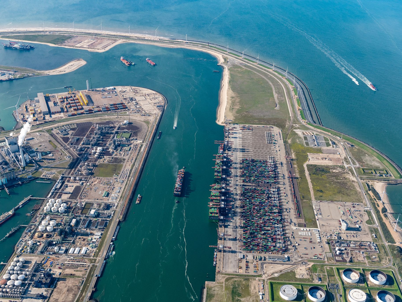 Übersicht über den Yangtzekanaal Euromax in den Niederlanden: Zum großen Teil soll Wasserstoff per Schiff im Rotterdamer Hafen ankommen. - Foto: Paul Martens/Martens Multimedia/dpa