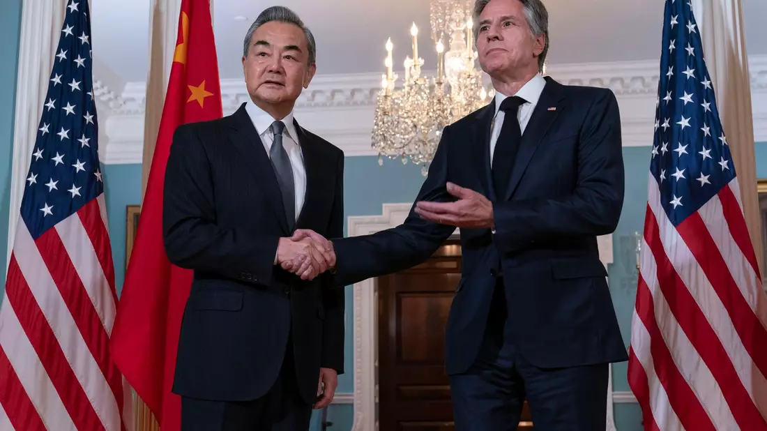 Chinas Außenminister Wang Yi und US-Außenminister Antony Blinken haben sich in Washington getroffen. - Bild: Jose Luis Magana/AP/dpa