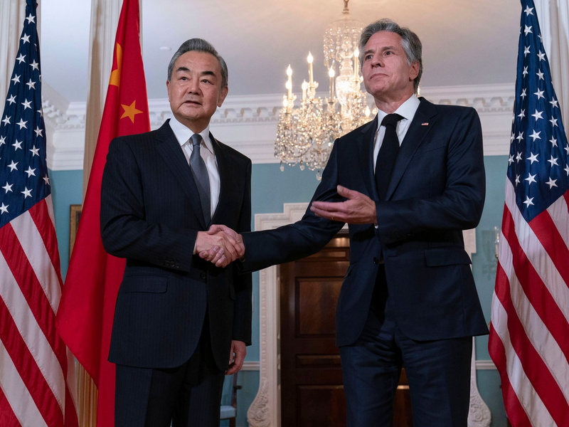 Chinas Außenminister Wang Yi und US-Außenminister Antony Blinken haben sich in Washington getroffen. - Foto: Jose Luis Magana/AP/dpa