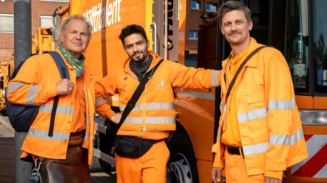 Gute Laune in Orange: Uwe Ochsenknecht, Aram Arami und Neuzugang Marc Oliver Schulze drehen zwei neue Filme der erfolgreichen ARD-Degeto-Reihe Die Drei von der Müllabfuhr - Bild: presseportal.de