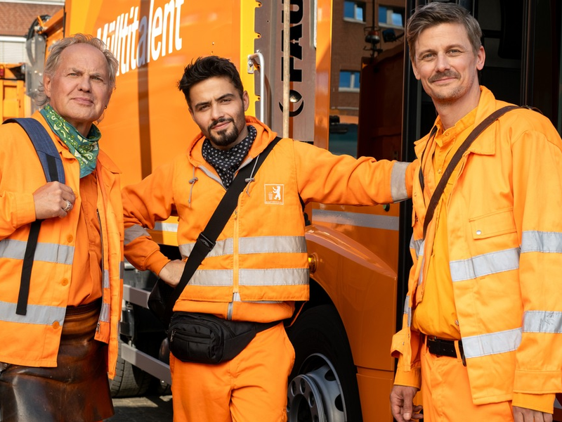 Gute Laune in Orange: Uwe Ochsenknecht, Aram Arami und Neuzugang Marc Oliver Schulze drehen zwei neue Filme der erfolgreichen ARD-Degeto-Reihe Die Drei von der Müllabfuhr - Foto: presseportal.de