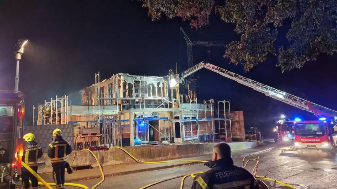 POL-GÖ: (531/2023) Rohbaubrand in Gieboldehausen - Obergeschoss fängt Feuer, keine Verletzten, Ursache unklar - Bild: presseportal.de