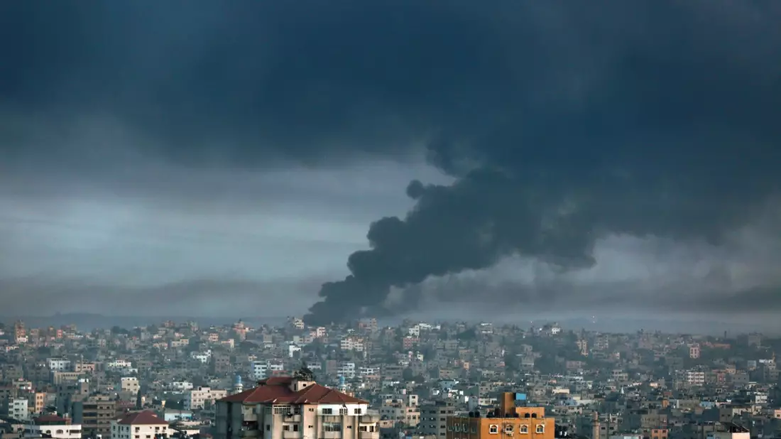Rauch steigt nach israelischen Luftangriffen im Gazastreifen auf. Der Konflikt geht Jahre zurück. - Bild: Abed Khaled/AP/dpa