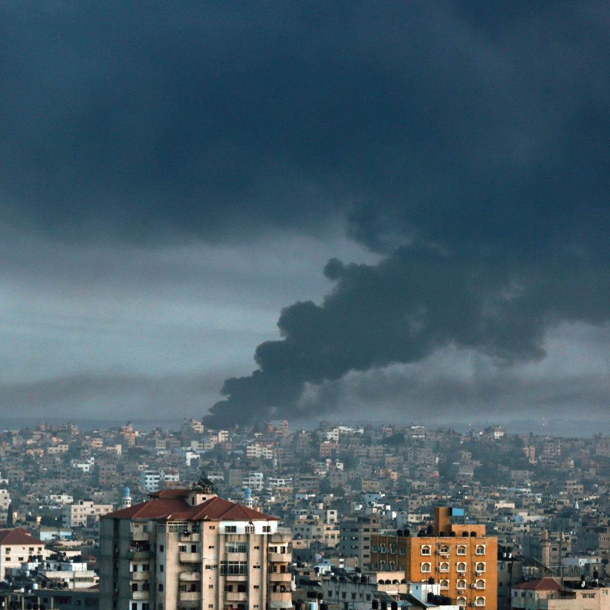 Rauch steigt nach israelischen Luftangriffen im Gazastreifen auf. Der Konflikt geht Jahre zurück. - Foto: Abed Khaled/AP/dpa