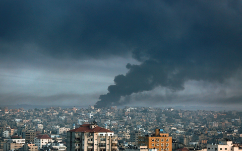 Rauch steigt nach israelischen Luftangriffen im Gazastreifen auf. Der Konflikt geht Jahre zurück. - Foto: Abed Khaled/AP/dpa