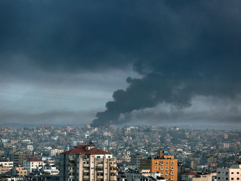 Rauch steigt nach israelischen Luftangriffen im Gazastreifen auf. Der Konflikt geht Jahre zurück. - Foto: Abed Khaled/AP/dpa