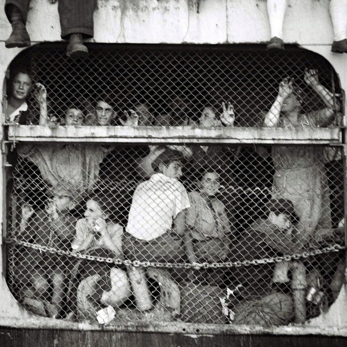 Einwanderer aus Europa an Bord des Schiffes «Exodus»: Mehrere tausend Juden waren am 11. Juli ins unter britischem Mandat stehende Gelobte Land aufgebrochen. - Foto: Israeli Government Press Off/epa/dpa