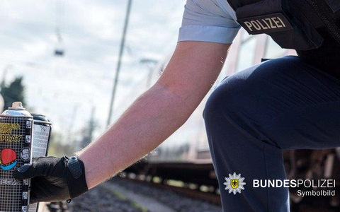 Bundespolizeidirektion München: Sprayer auf frischer Tat ertappt / Graffiti verursachte hohen Sachschaden - Foto: presseportal.de
