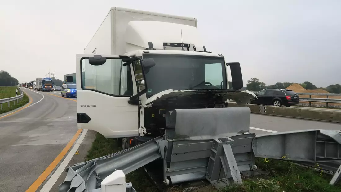 POL-DEL: Autobahnpolizei Ahlhorn: Tödlicher Verkehrsunfall auf A1 zwischen AS Groß Ippener und AD Stuhr +++ Mercedes prallt auf Sattelzug - Bild: presseportal.de