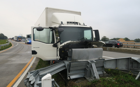 POL-DEL: Autobahnpolizei Ahlhorn: Tödlicher Verkehrsunfall auf A1 zwischen AS Groß Ippener und AD Stuhr +++ Mercedes prallt auf Sattelzug - Foto: presseportal.de