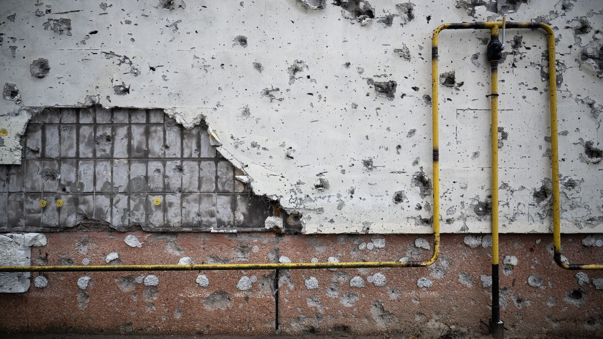 Russische Angriffe sorgen in der Ukraine, hier Irpin, für Zerstörung. - Foto: Sebastian Gollnow/dpa