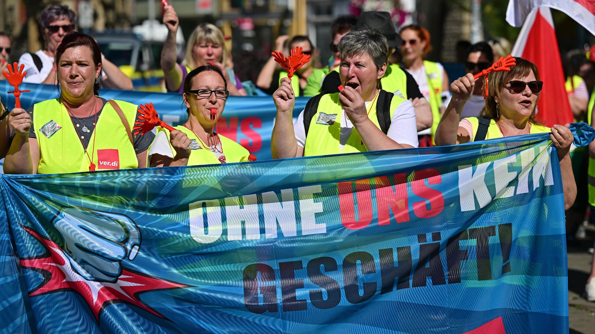 Bereits im Juli streikten Mitarbeiterinnen aus dem Einzel- und Versandhandel, hier in Thüringen. - Foto: Martin Schutt/dpa