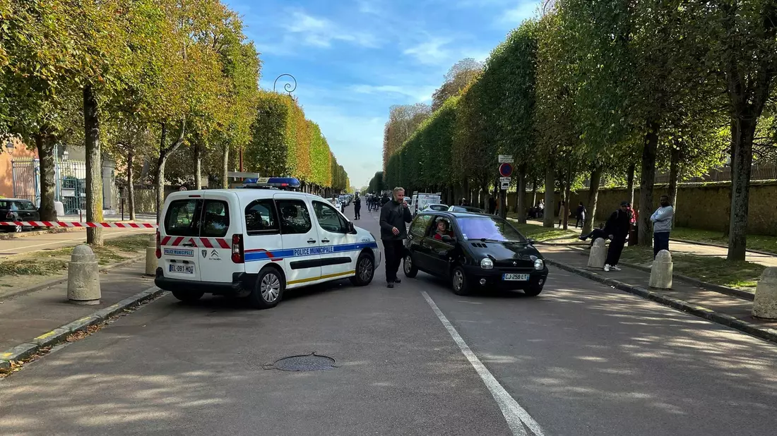 Nicht nur an Schulen: Polizisten waren auch am Schloss von Versailles wegen einer Bombendrohung im Einsatz. - Bild: Patt Eaton-Robb/AP/dpa