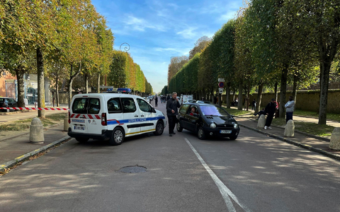 Nicht nur an Schulen: Polizisten waren auch am Schloss von Versailles wegen einer Bombendrohung im Einsatz. - Foto: Patt Eaton-Robb/AP/dpa Nicht nur an Schulen: Polizisten waren auch am Schloss von Versailles wegen einer Bombendrohung im Einsatz. - Foto: Patt Eaton-Robb/AP/dpa