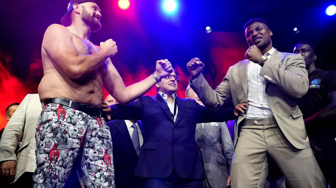 Box-Champion Tyson Fury (l) kämpft in Saudi-Arabien gegen Francis Ngannou. - Bild: James Manning/PA Wire/dpa