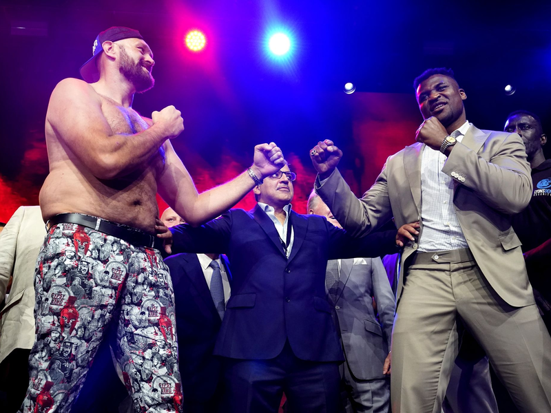 Box-Champion Tyson Fury (l) kämpft in Saudi-Arabien gegen Francis Ngannou. - Foto: James Manning/PA Wire/dpa