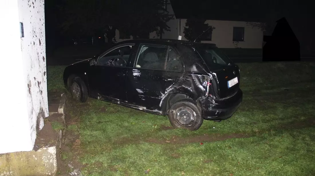 POL-MI: Auto schleudert gegen Bushäuschen - Bild: presseportal.de