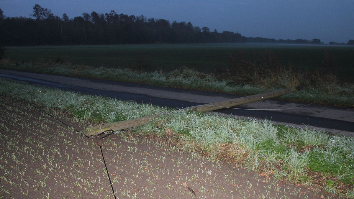 POL-COE: Ascheberg, Davensberg, Rennekamp/ Lkw bringt Telefonmasten zu Fall - Foto: presseportal.de