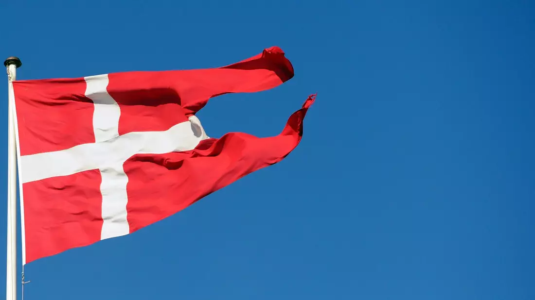 Flüchtlinge am Empfang im Asylcenter im dänischen Sønderborg. Wer in Dänemark politisches Asyl beantragen will, sollte gut zu Fuß sein. Das einzige Aufnahmezentrum des Landes für Flüchtlinge liegt etwa 25 Kilometer außerhalb von Kopenhagen auf einem Truppenübungsgelände in Sandholm. - Bild: picture alliance / dpa