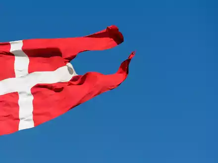 Eine dänische Flagge weht in Kopenhagen: Die dänische Regierung sucht nach rechtlichen Wegen, um Koranverbrennungen unter Strafe zu stellen. - Foto: picture alliance / dpa