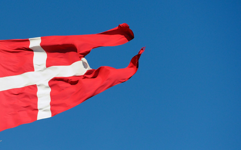 Flüchtlinge am Empfang im Asylcenter im dänischen Sønderborg. Wer in Dänemark politisches Asyl beantragen will, sollte gut zu Fuß sein. Das einzige Aufnahmezentrum des Landes für Flüchtlinge liegt etwa 25 Kilometer außerhalb von Kopenhagen auf einem Truppenübungsgelände in Sandholm. - Foto: picture alliance / dpa